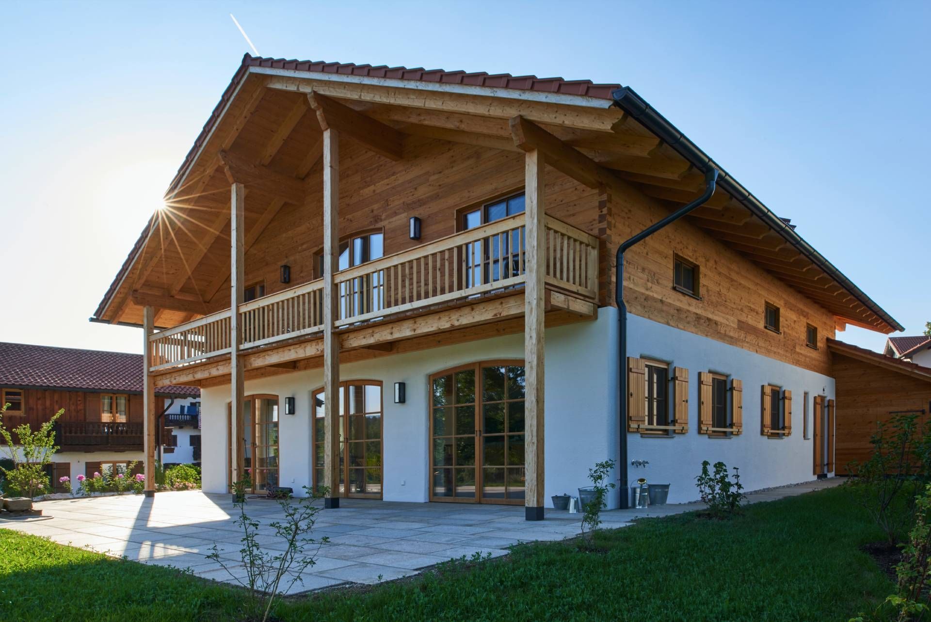 Holzhaus mit Balkon und großen Fenstern
