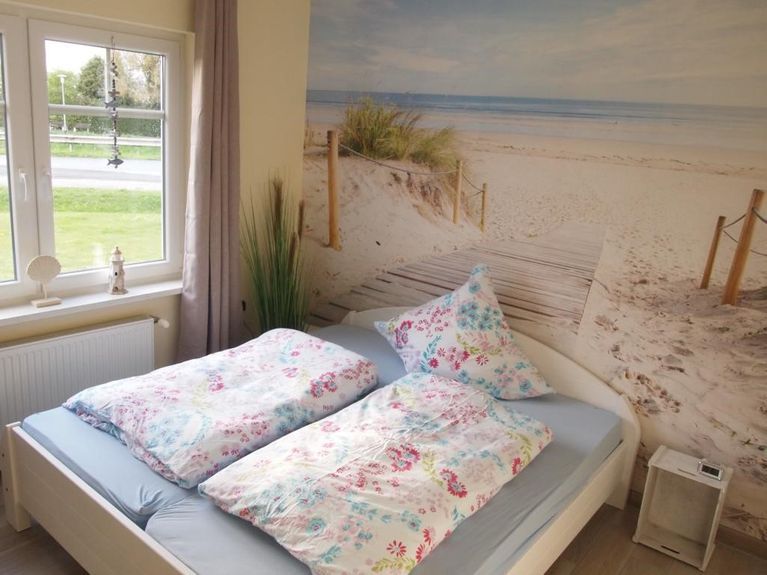 Schlafzimmer mit bunter Bettwäsche