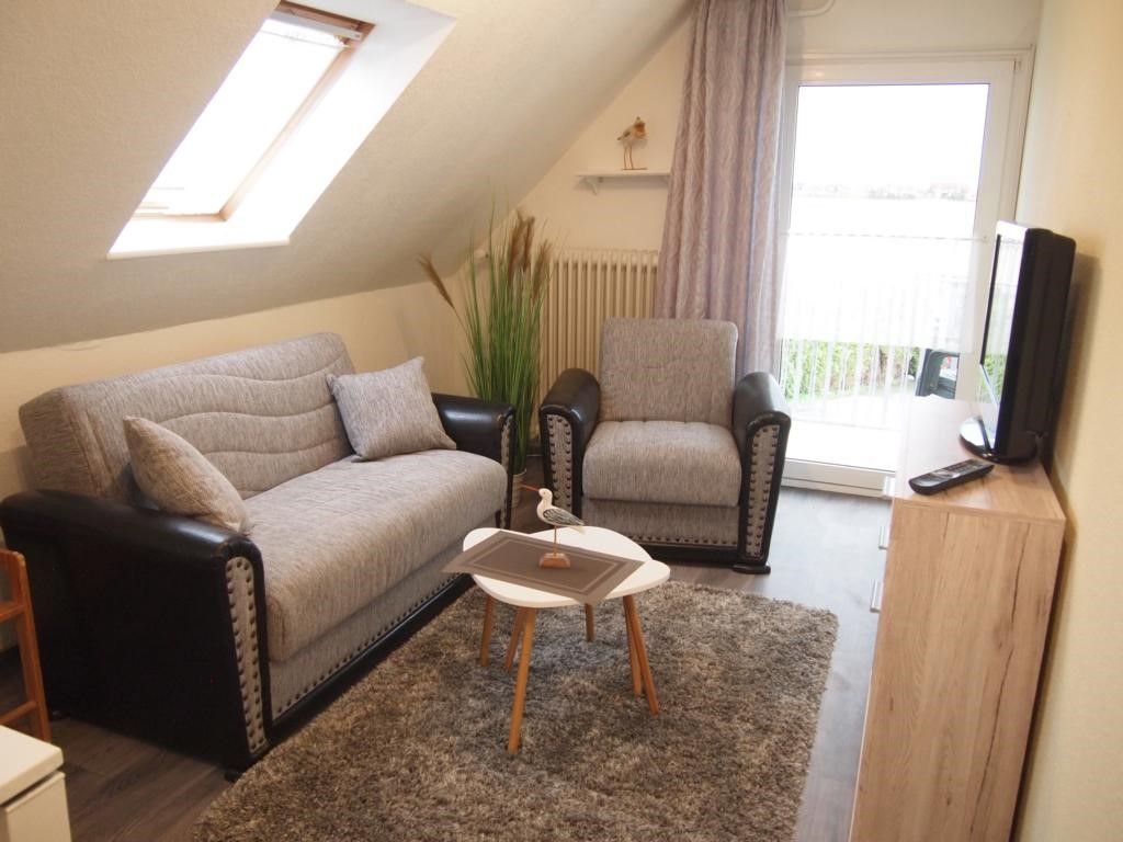 Wohnzimmer mit Dachschräge