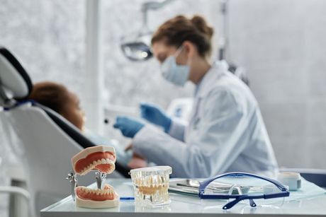 Un dentista está examinando los dientes de un paciente en un consultorio dental.