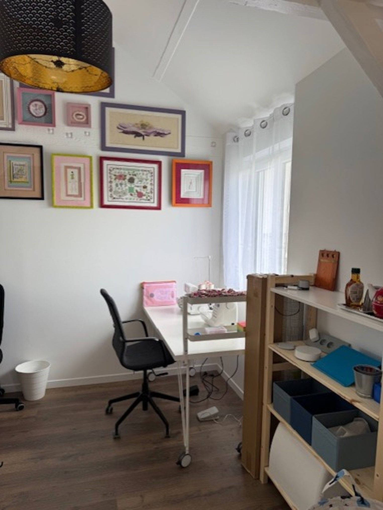 Espace bureau et des cadres accrochés au mur en face