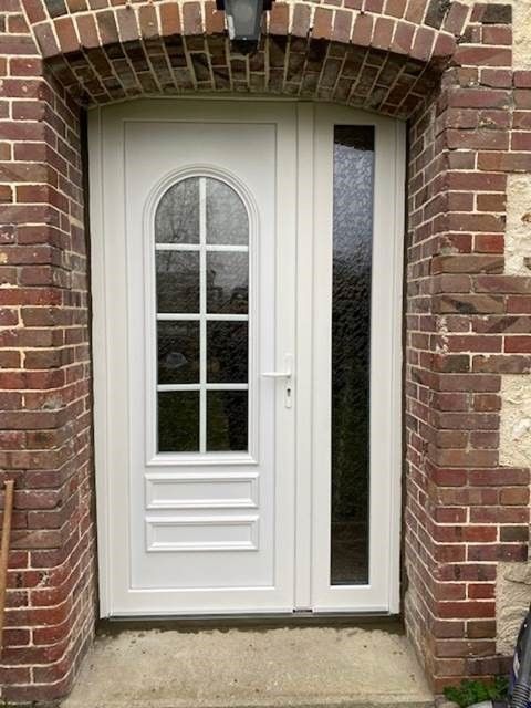 Porte d'entrée blanche en PVC