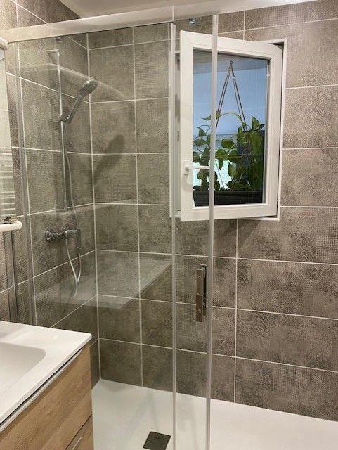 Salle de douche au carrelage gris