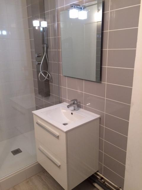 Salle de bains avec lavabo