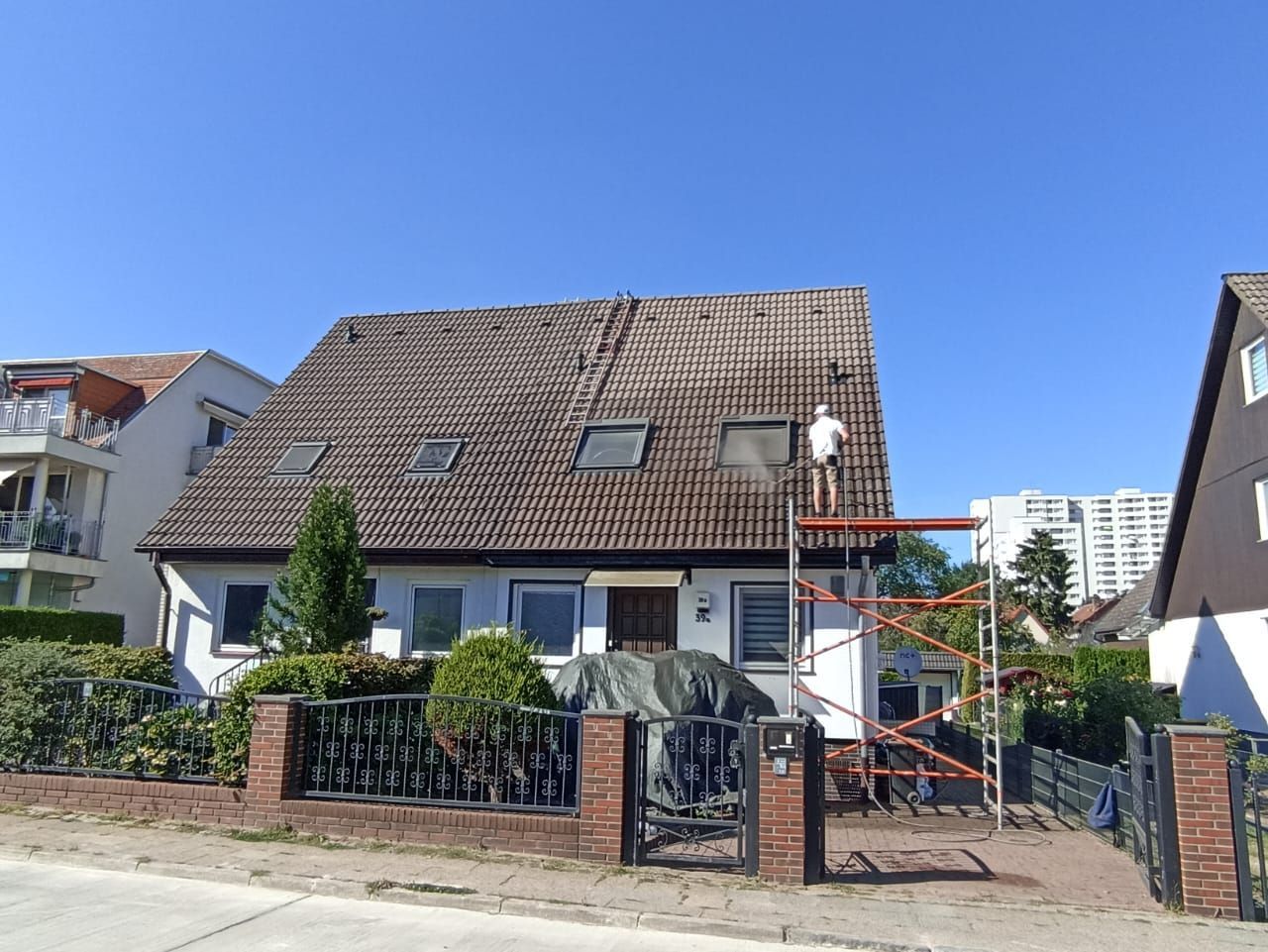 Modernes weißes Haus mit saniertem dunklen Dach