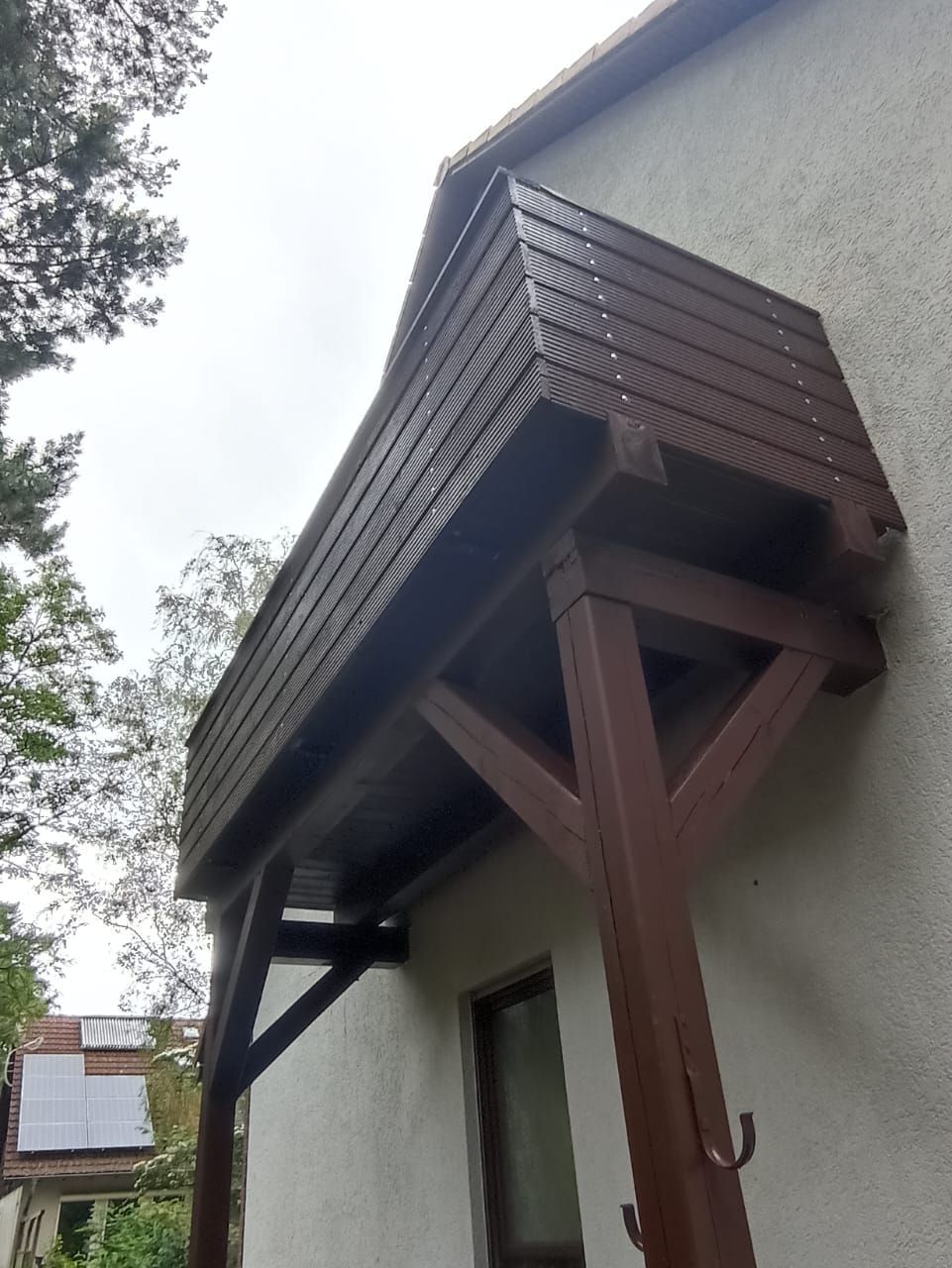 Balkonanbau an weißem Haus