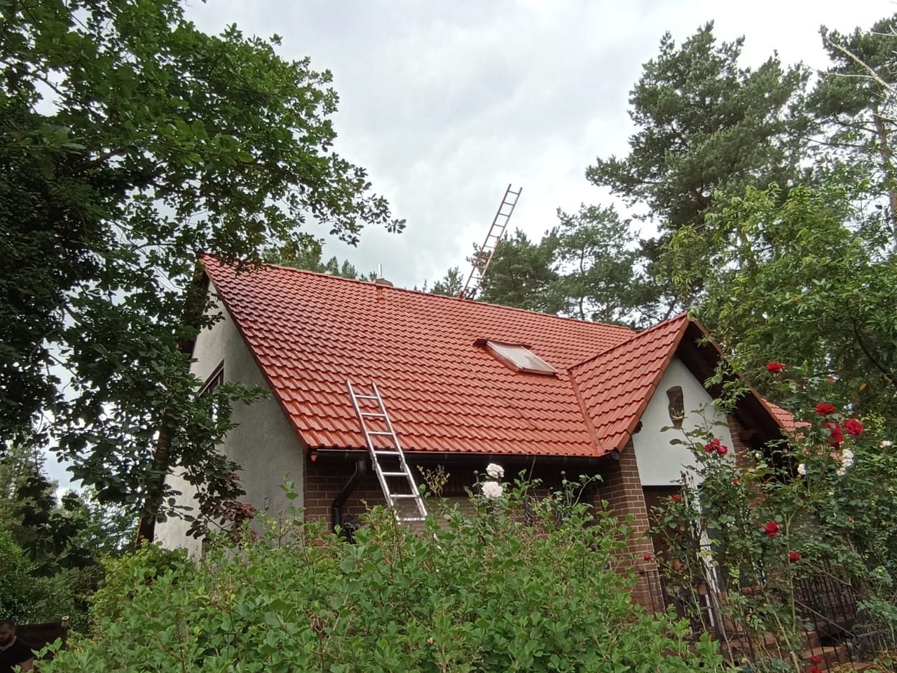 Modernes Haus mit rotem Ziegelsteindach Vorderansicht