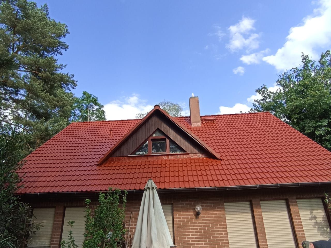 Modernes Haus mit rotem Ziegelsteindach Vorderansicht