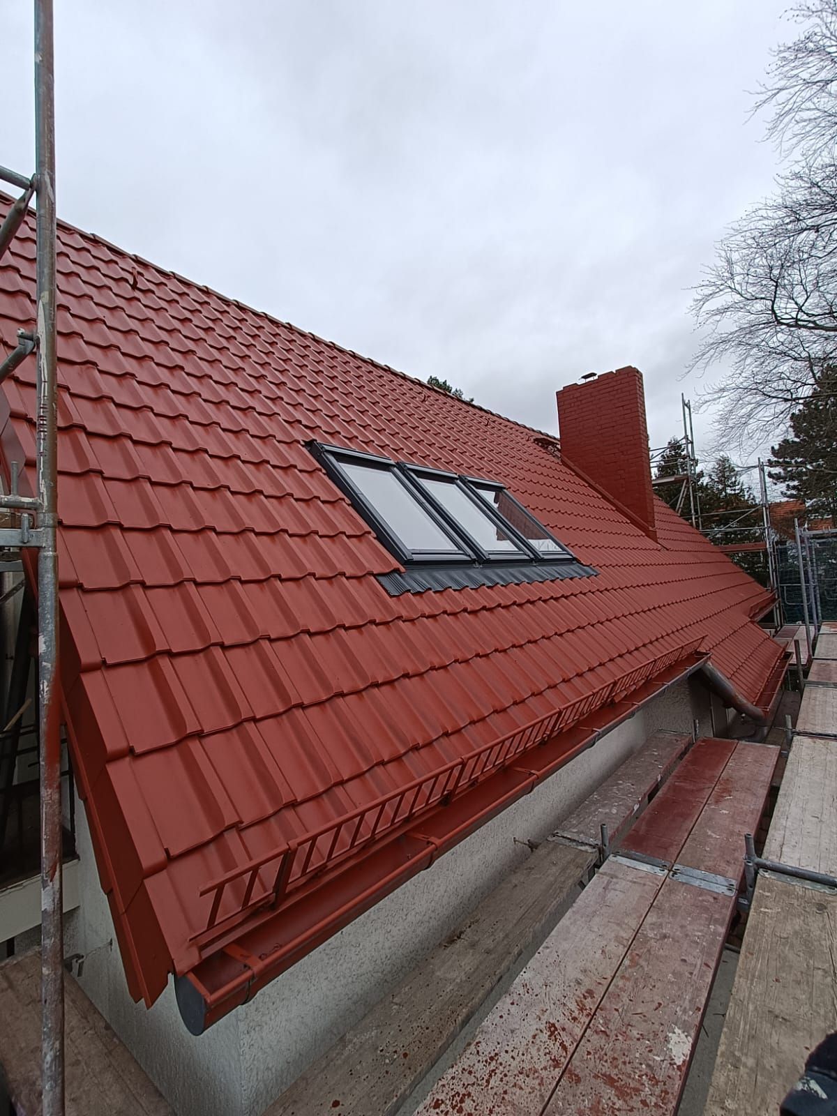 Modernes Haus mit rotem Ziegelsteindach