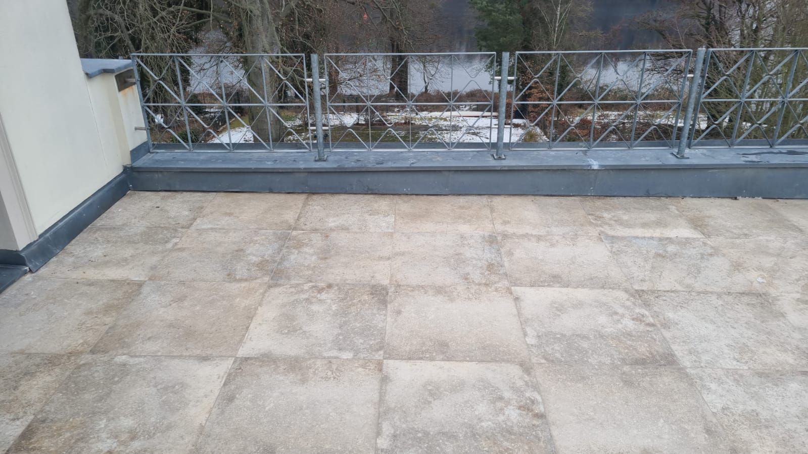 Balkonsanierung mit Blick auf See