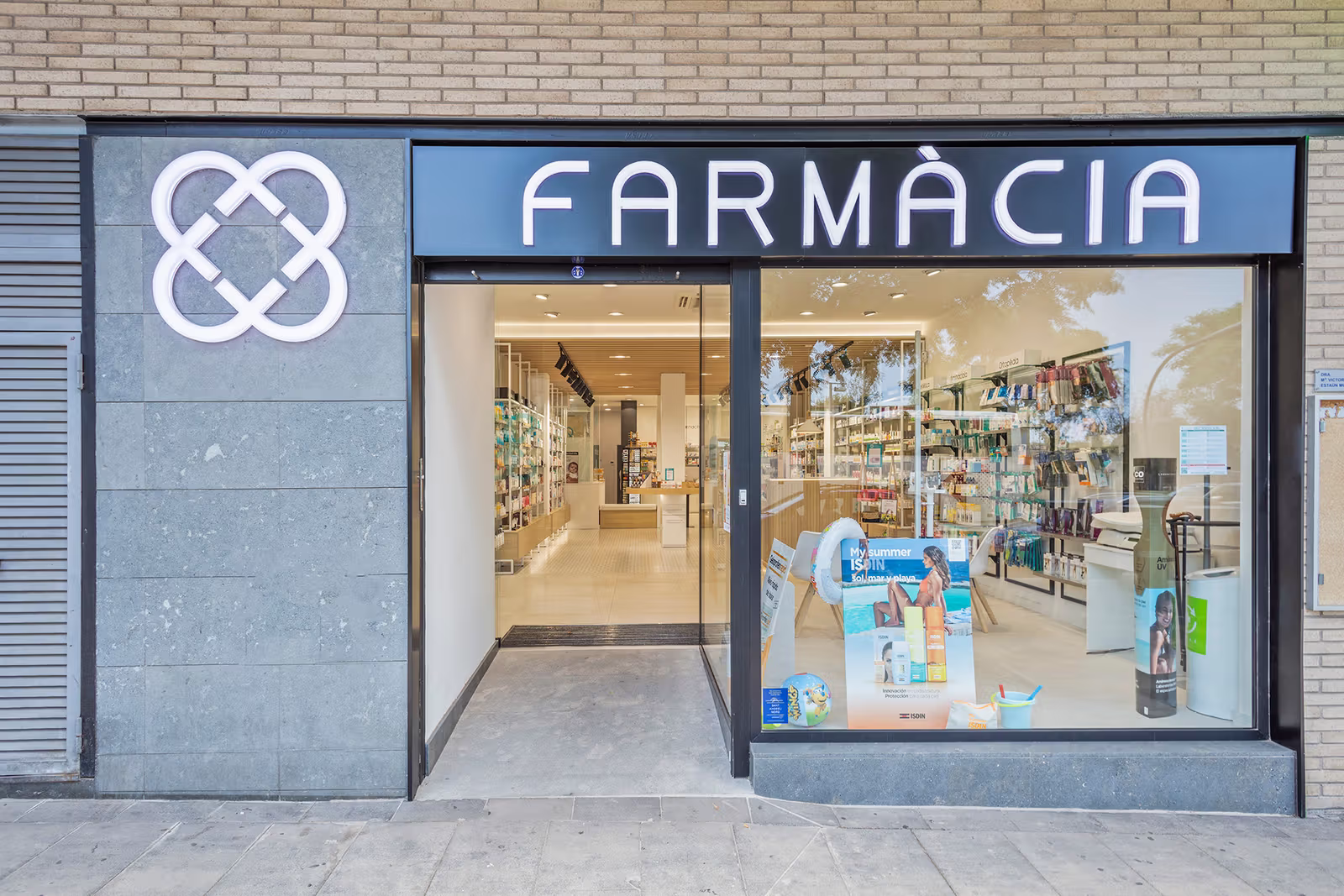 Escaparate de farmacia con cartel 