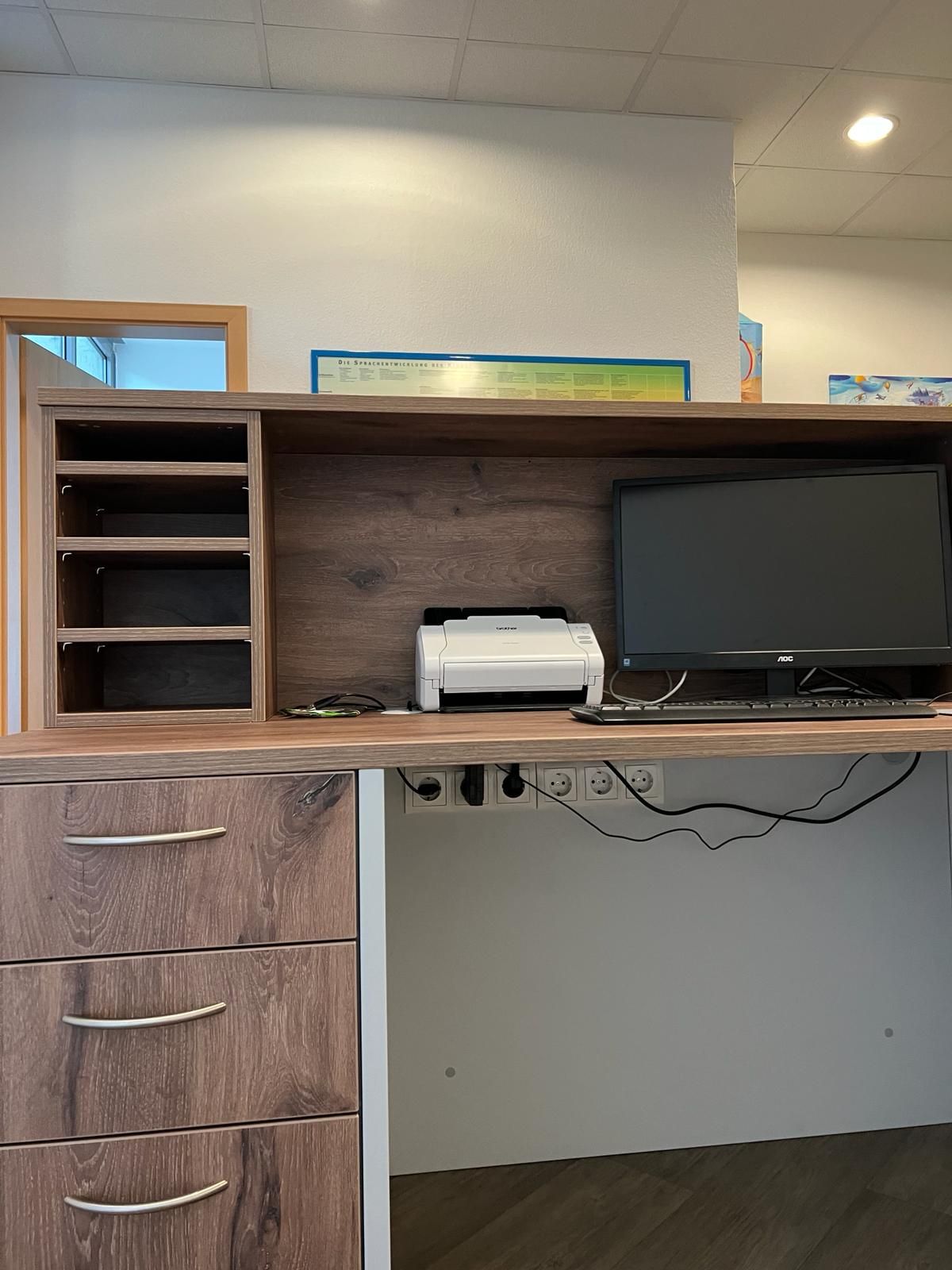 Ein Schreibtisch mit einem Computer und einem Drucker darauf | Tischlermeister DANIEL NETZ
