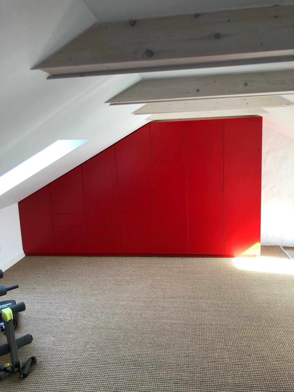 In der Ecke des Raumes befindet sich eine rote Wand | Tischlermeister DANIEL NETZ
