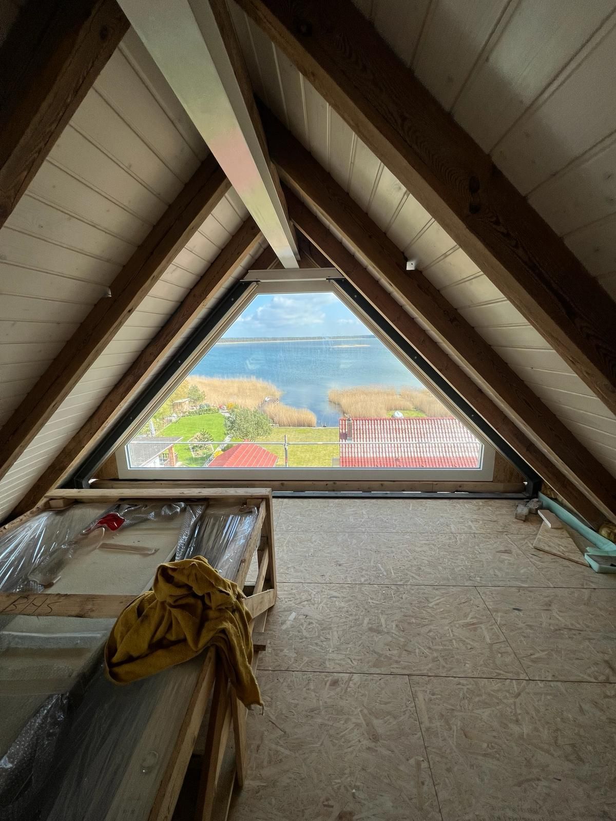 Im Dachgeschoss gibt es ein Fenster mit Blick auf das Meer | Tischlermeister DANIEL NETZ