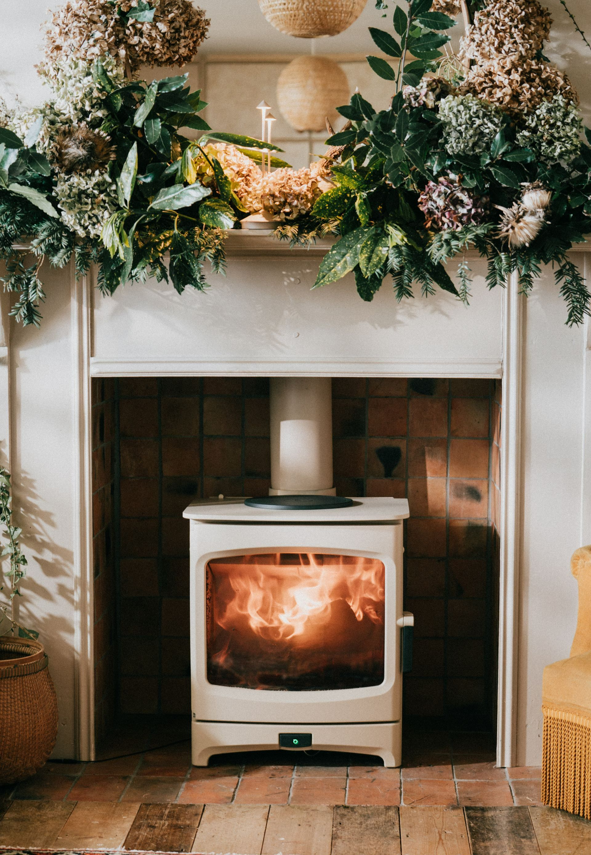 Une cuisinière à bois de couleur blanche dans une cheminée