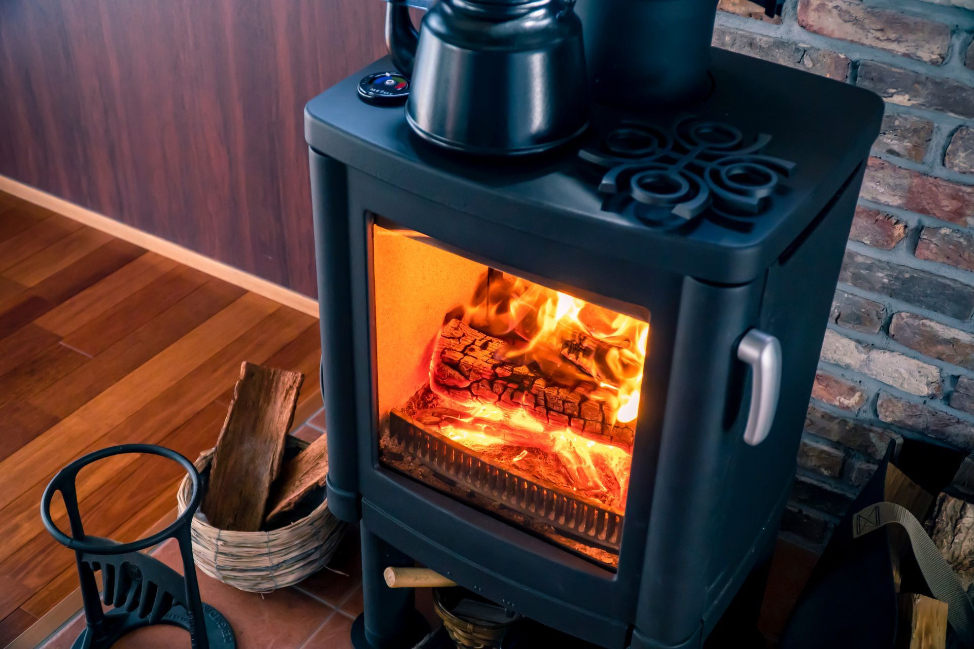 Une cuisinière à bois en train de chauffer une bouilloire