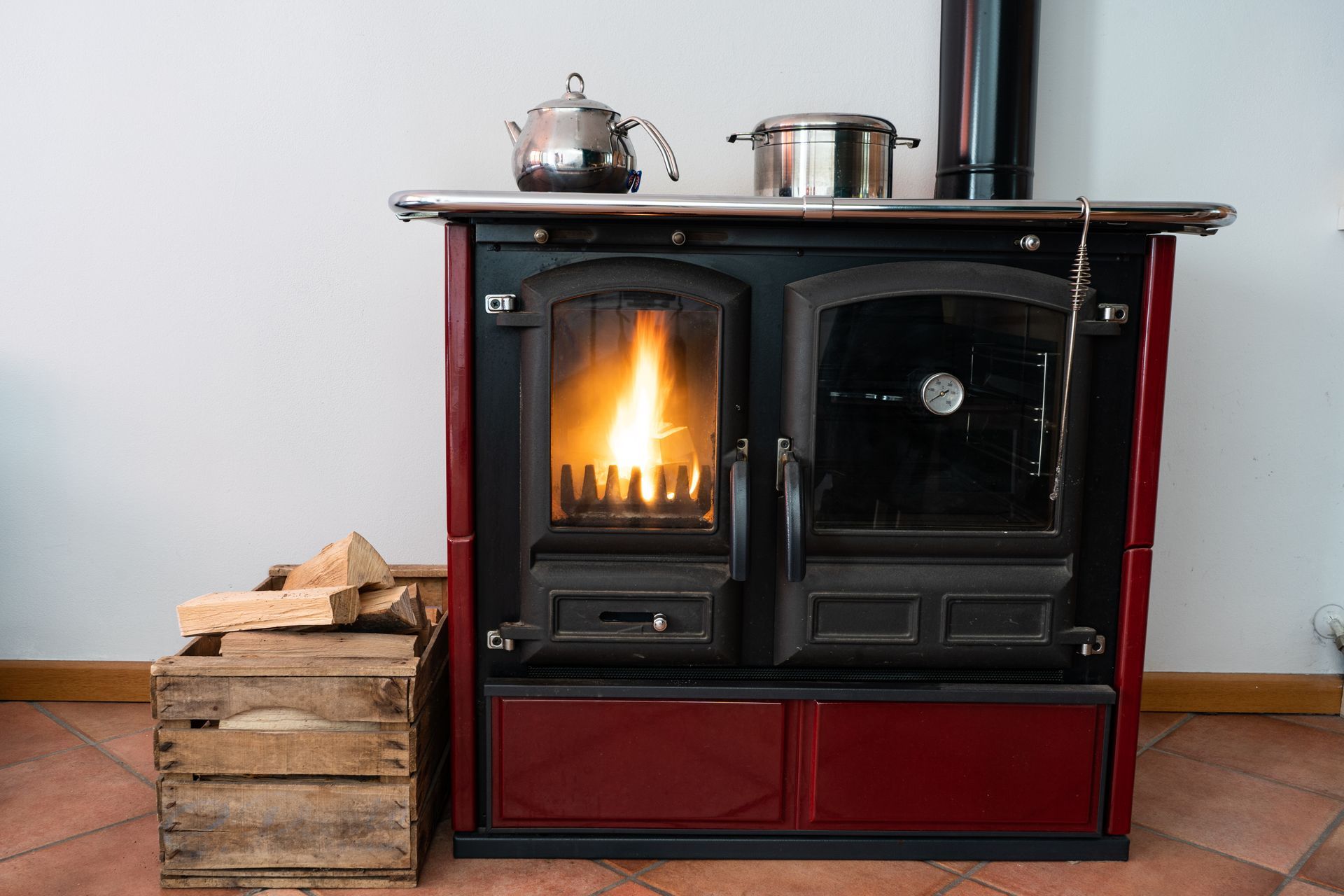 Une grande cuisinière à bois de couleur bordeaux