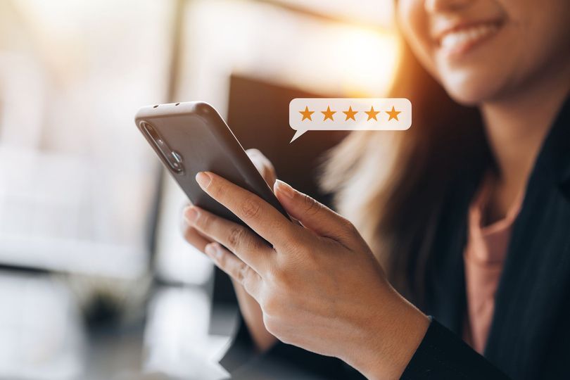Une dame donne son avis pour l'achat d'un poêle à granulés