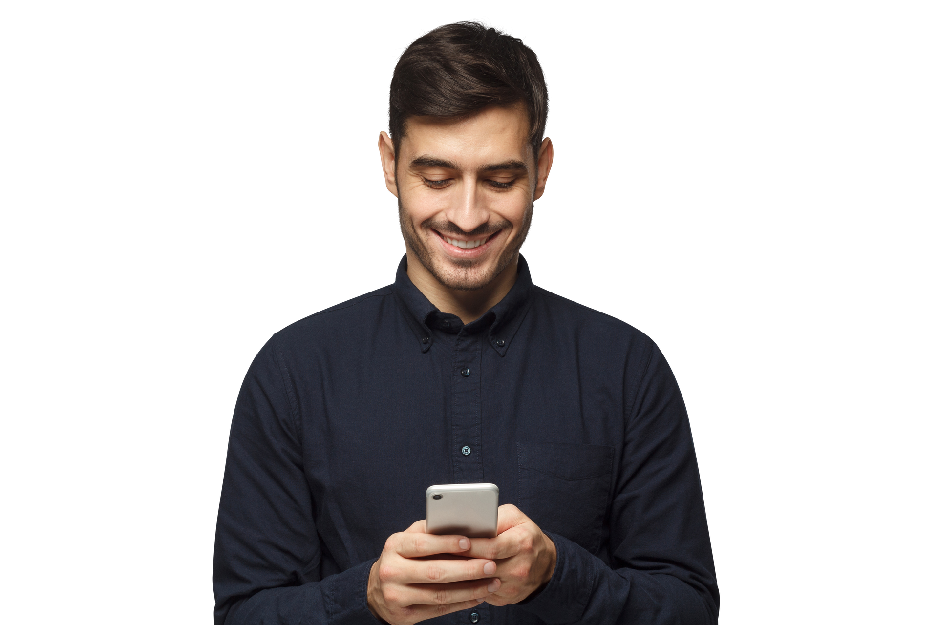 Un monsieur tenant dans ses mains son portable