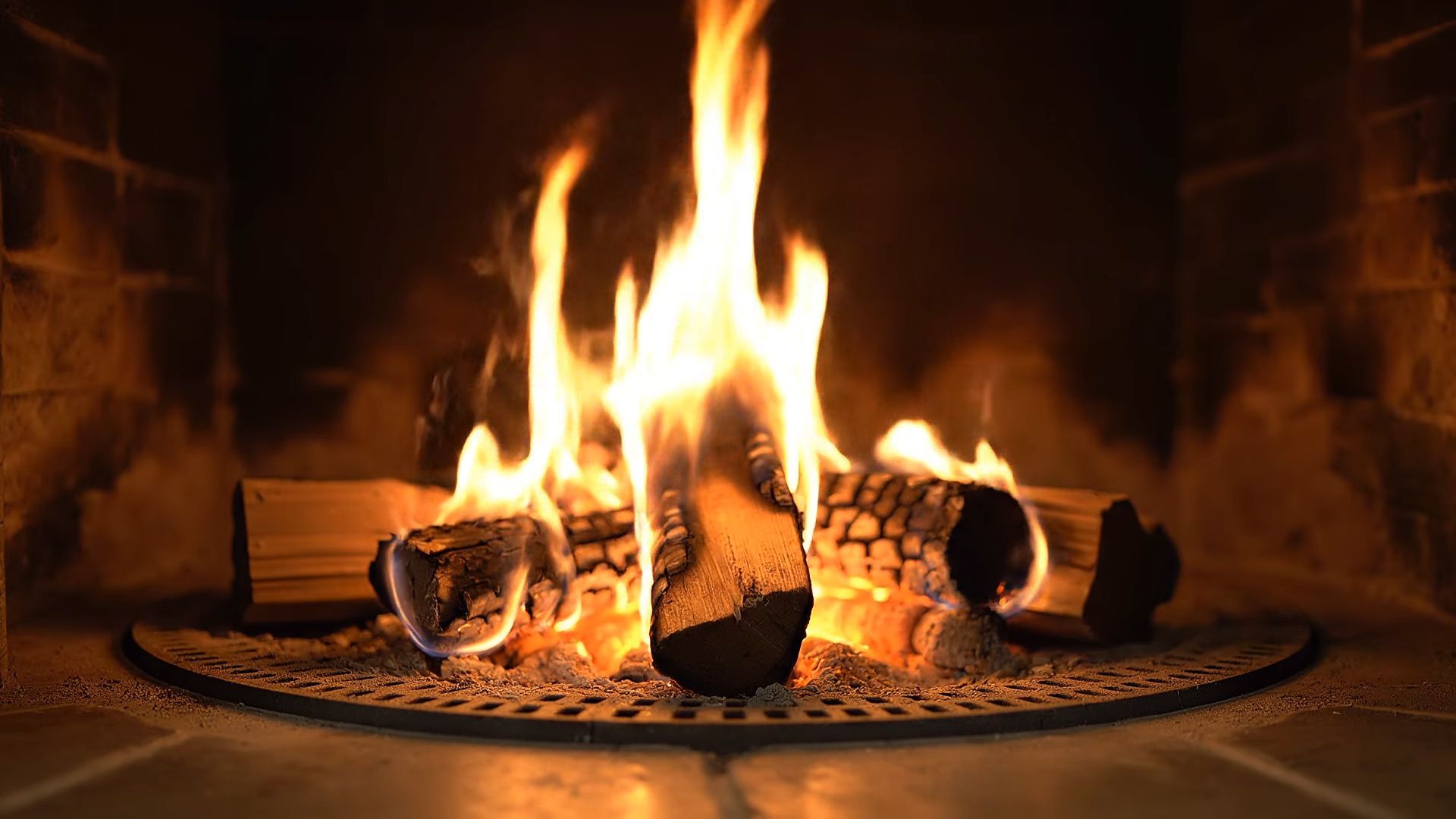 un feu de bois dans un foyer ouvert