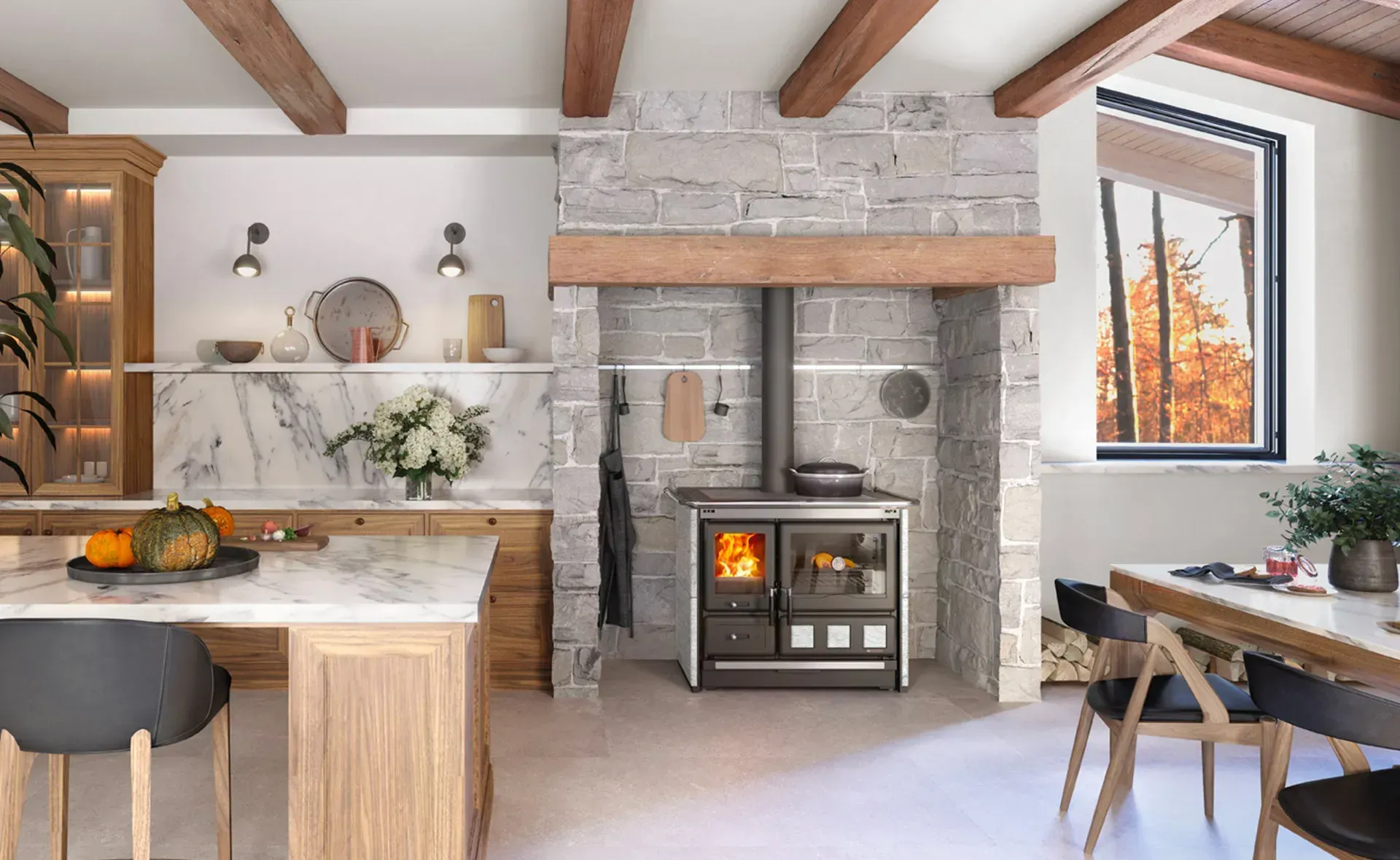 Une cuisinière à bois de couleur blanche dans une cheminée
