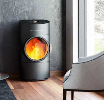 Poêle à granulés avec un hublot face à un fauteuil