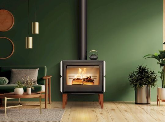 Un poêle à bois avec une réserve de bûches de bois