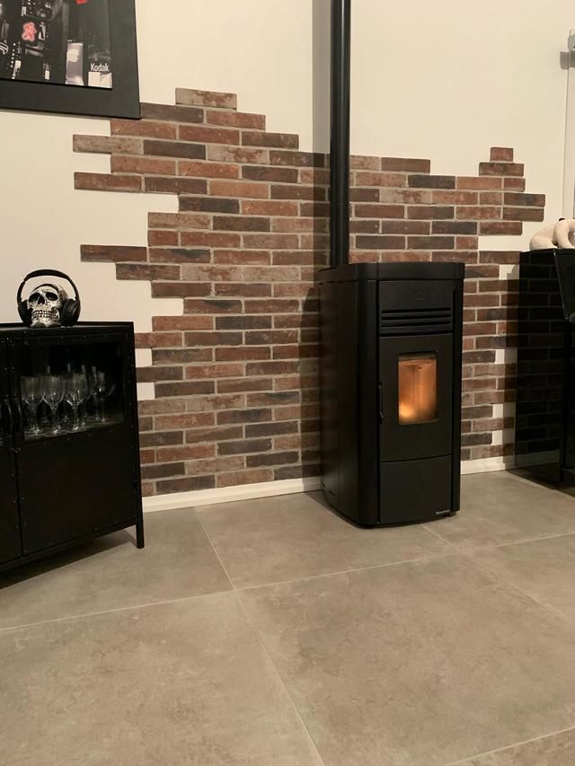 Un poêle à granulés dans le salon