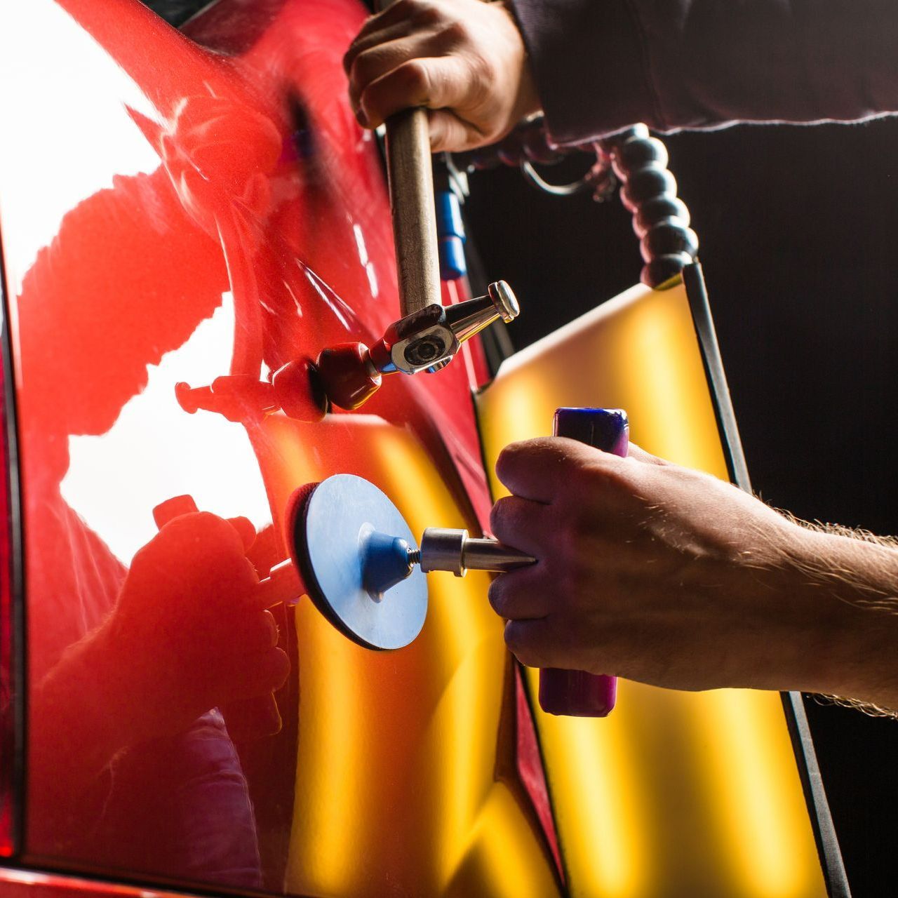 Débosselage sans peinture d'une voiture rouge