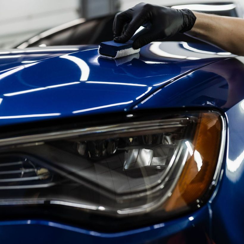 Remise en état d'une voiture bleue