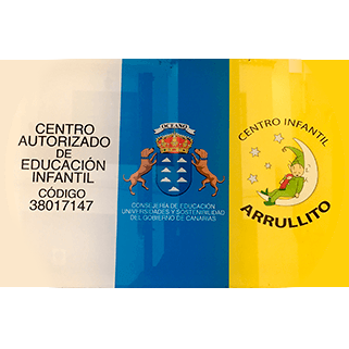 Una bandera azul, amarilla y blanca con las palabras centro autorizado de educación infantil en ella.
