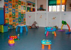 Una habitación llena de muchos juguetes y una mesa.