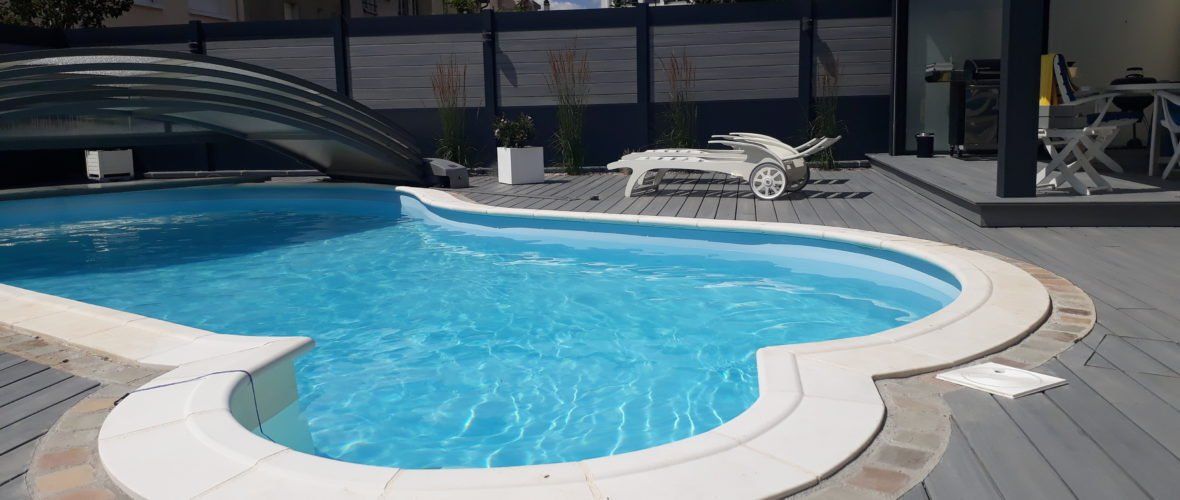 Piscine forme libre ovale