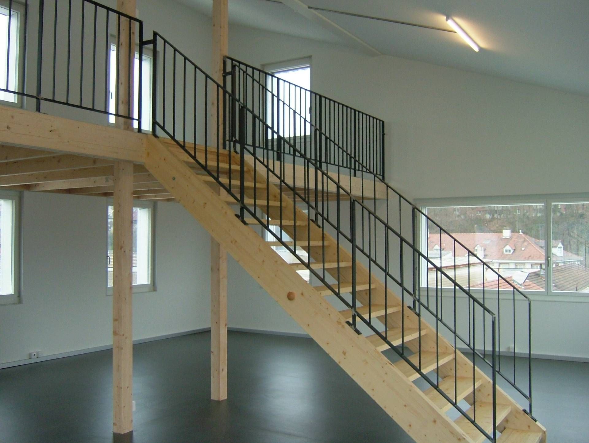 Holztreppe, schwarzer Geländer Galerie Borho Maler Atelier