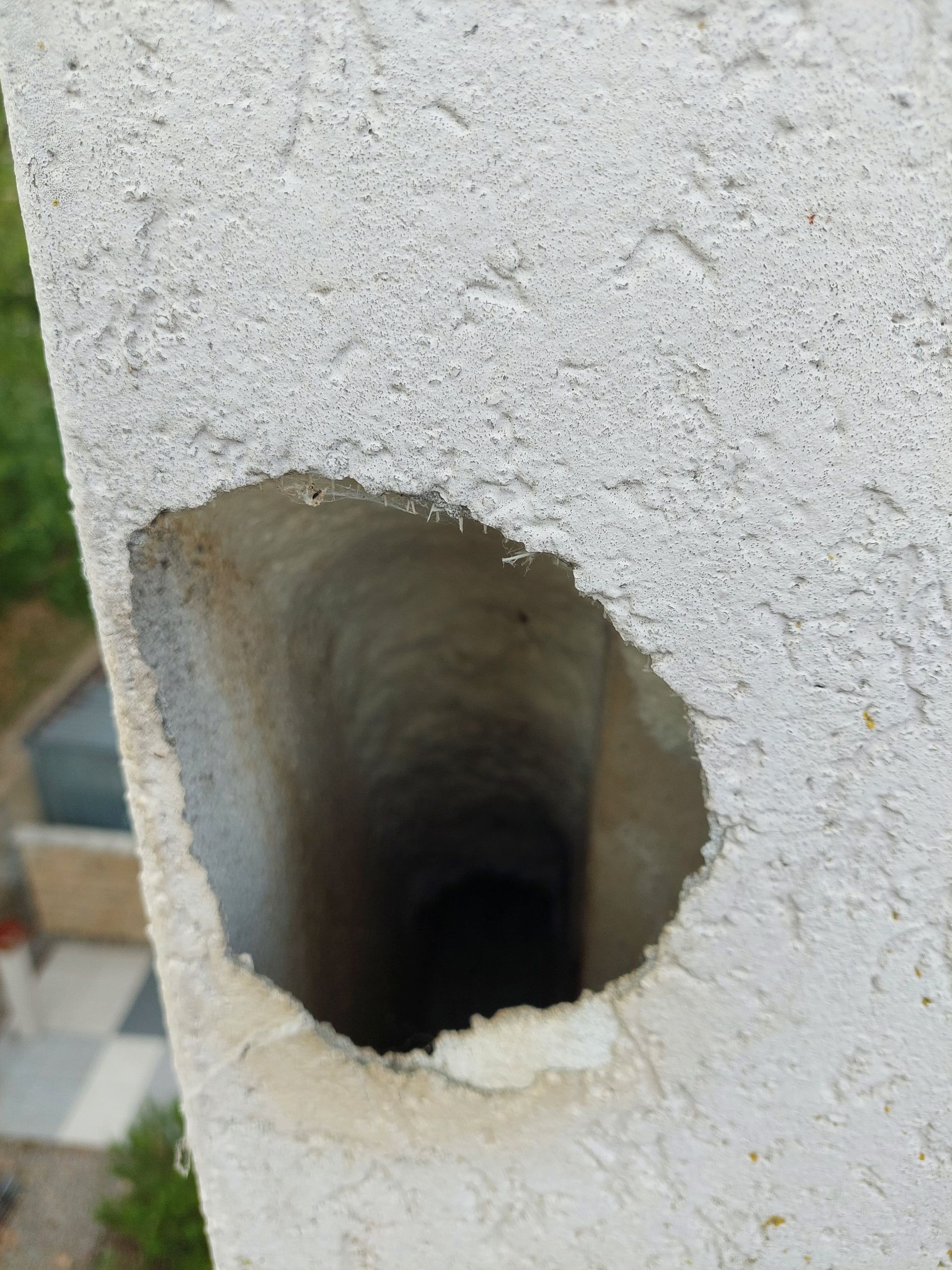 Ein durch einen Vogel verursachtes tiefes Loch in einer Hausfassade
