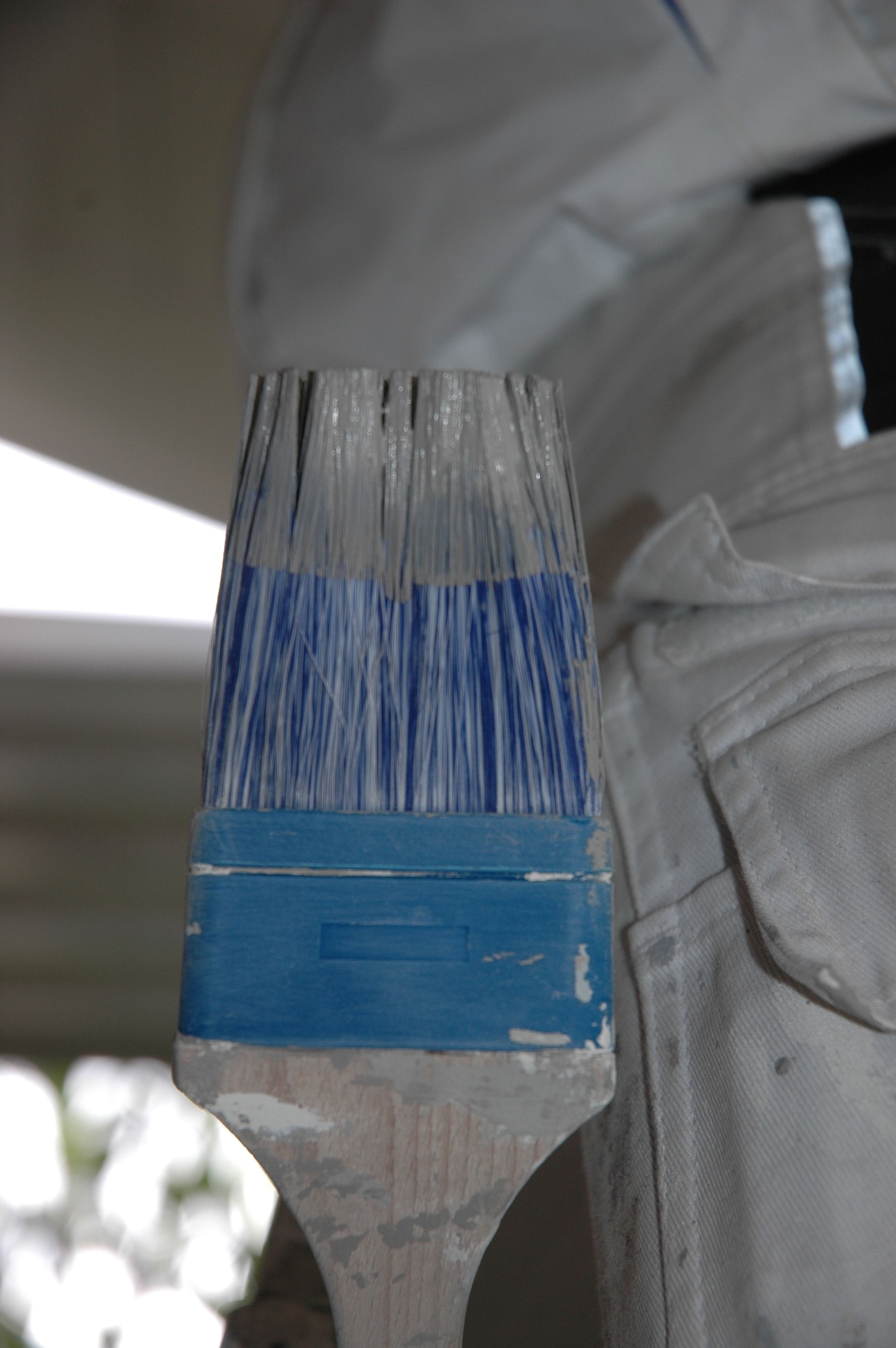 Eine Nahaufnahme eines Pinsels mit blauem Klebeband darauf