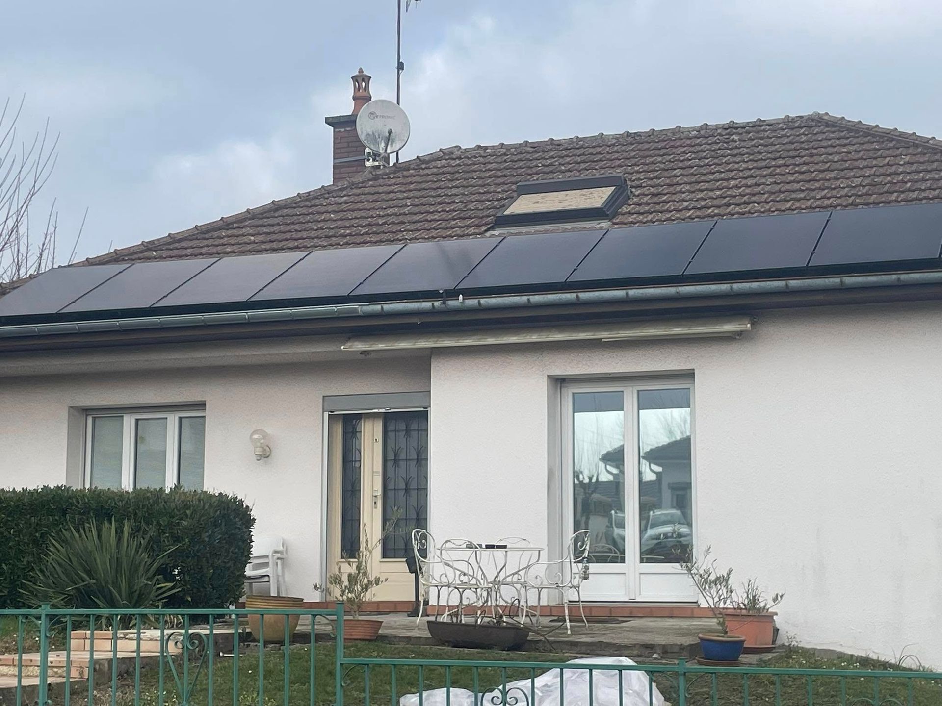 Des panneaux solaires sur un toit