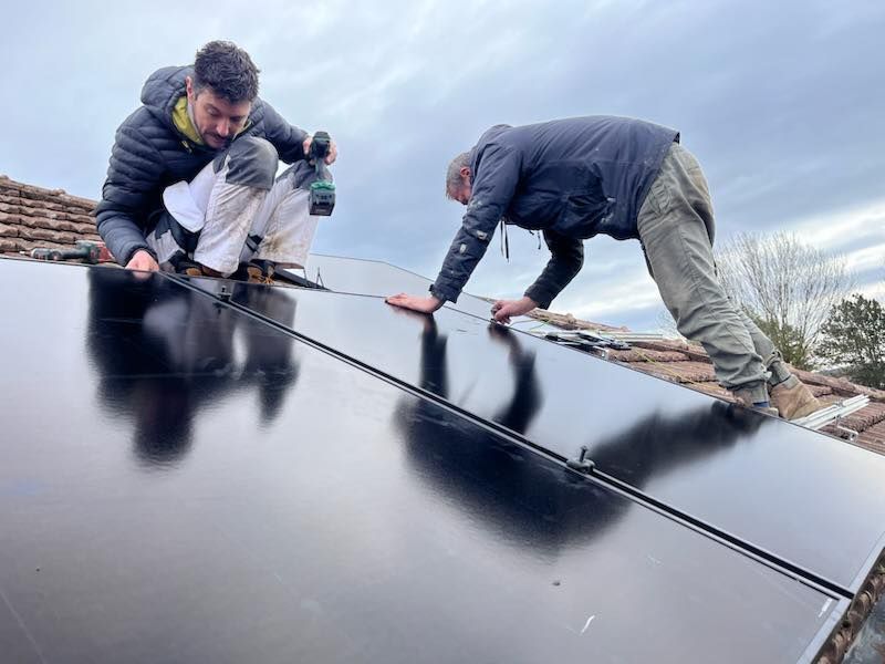 Deux hommes sur un toit