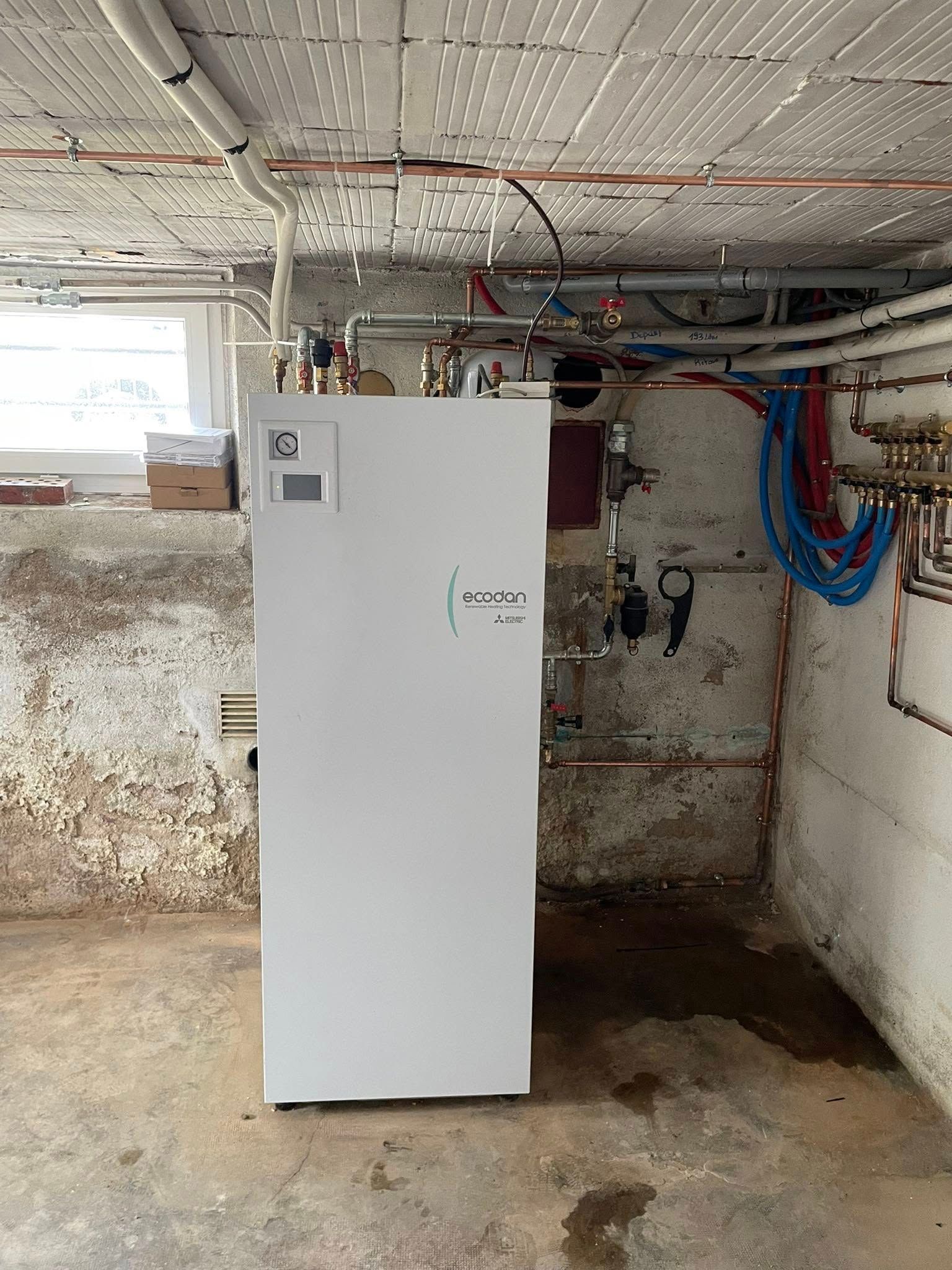 Une chaudière dans un garage