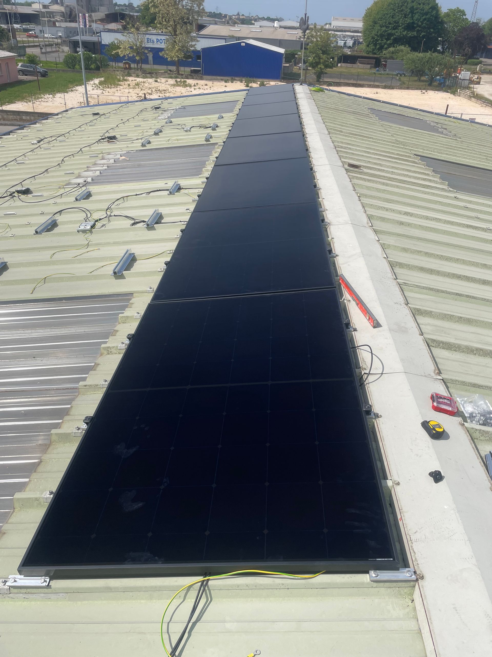 Une échelle allant sur un toit