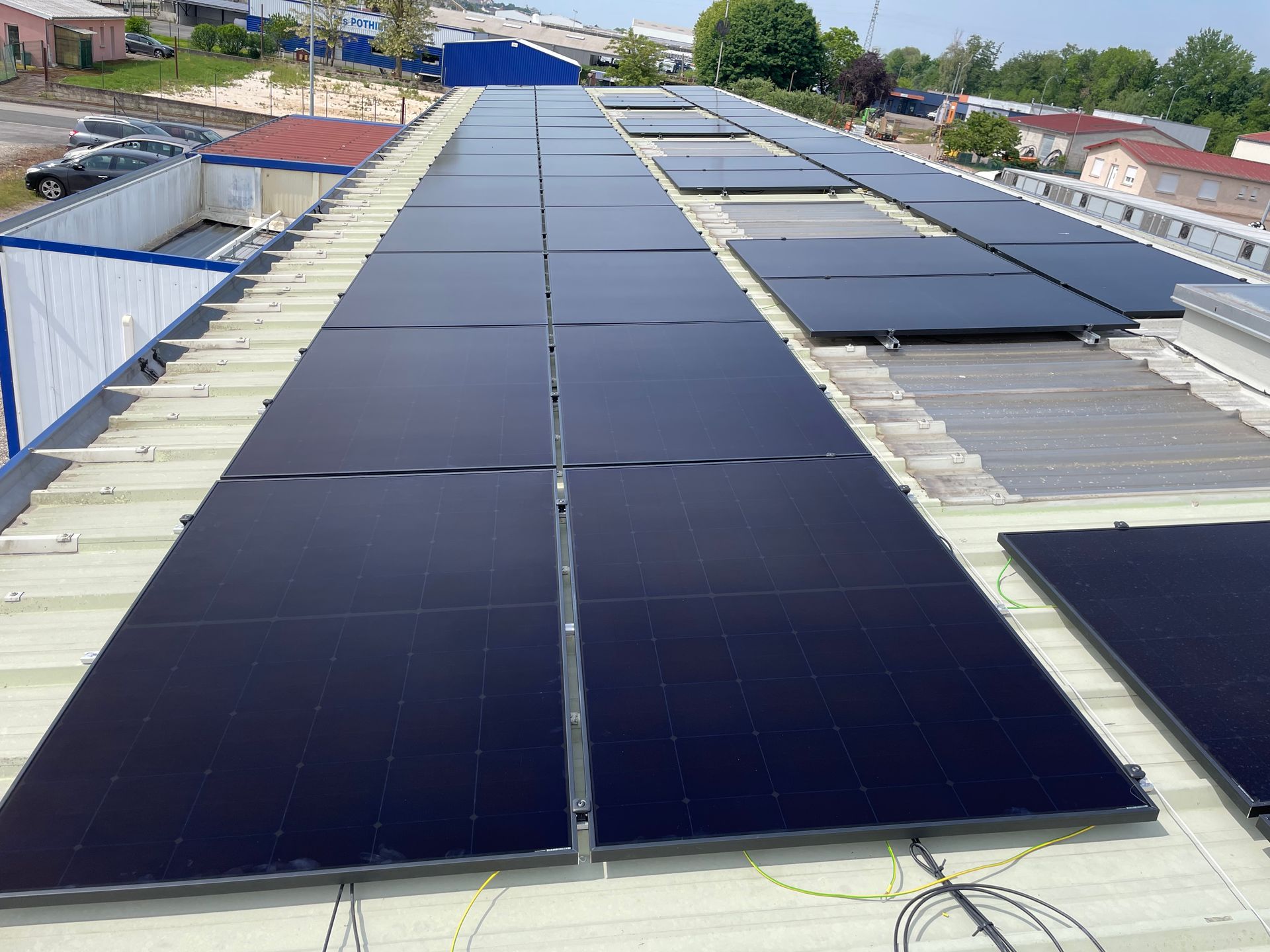 Des panneaux solaires sur un toit en tuile