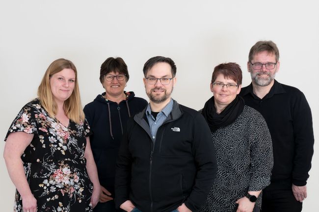 Eine Gruppe von Menschen posiert gemeinsam für ein Foto.