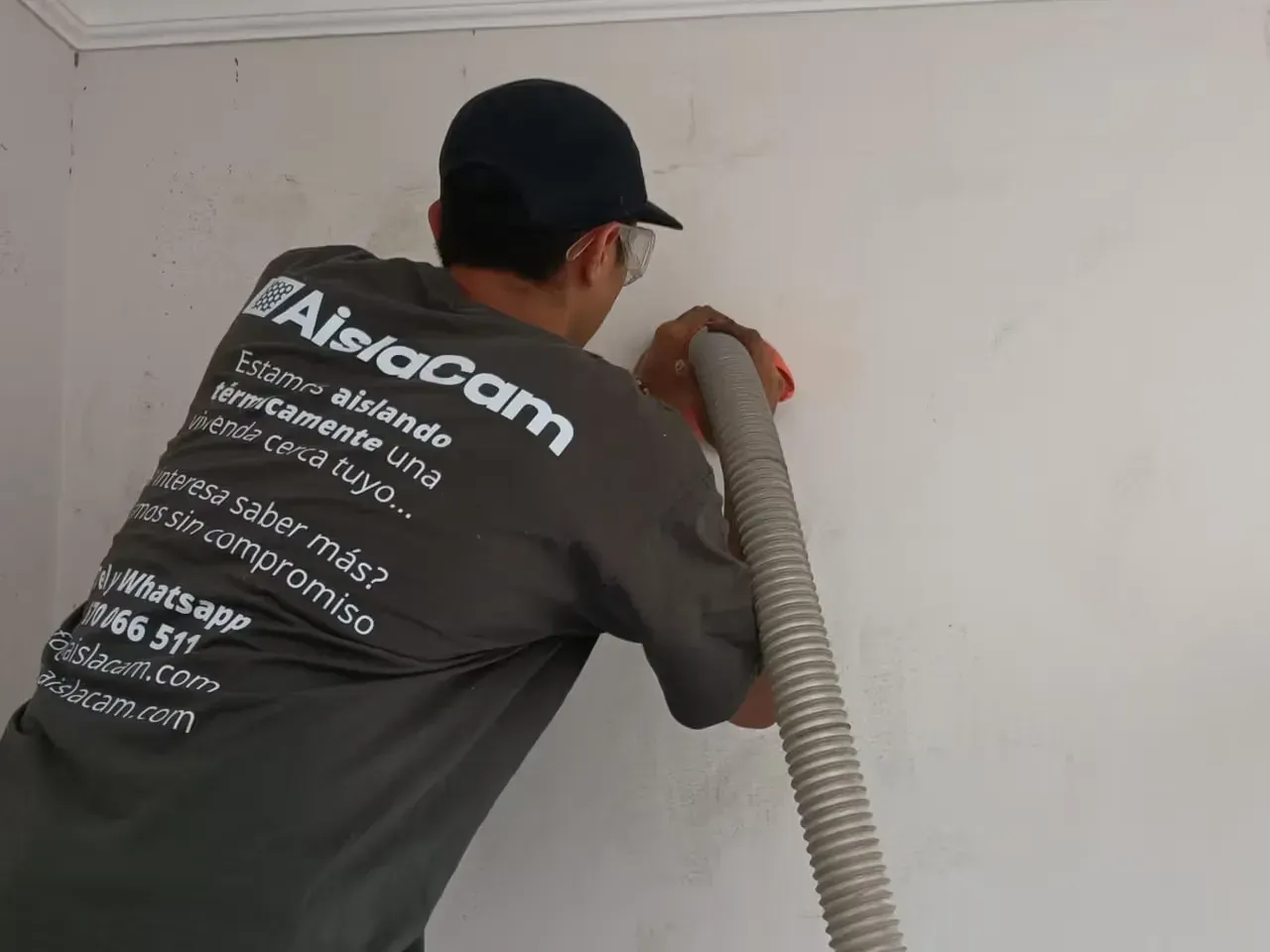 Una persona con una camiseta gris con la etiqueta 