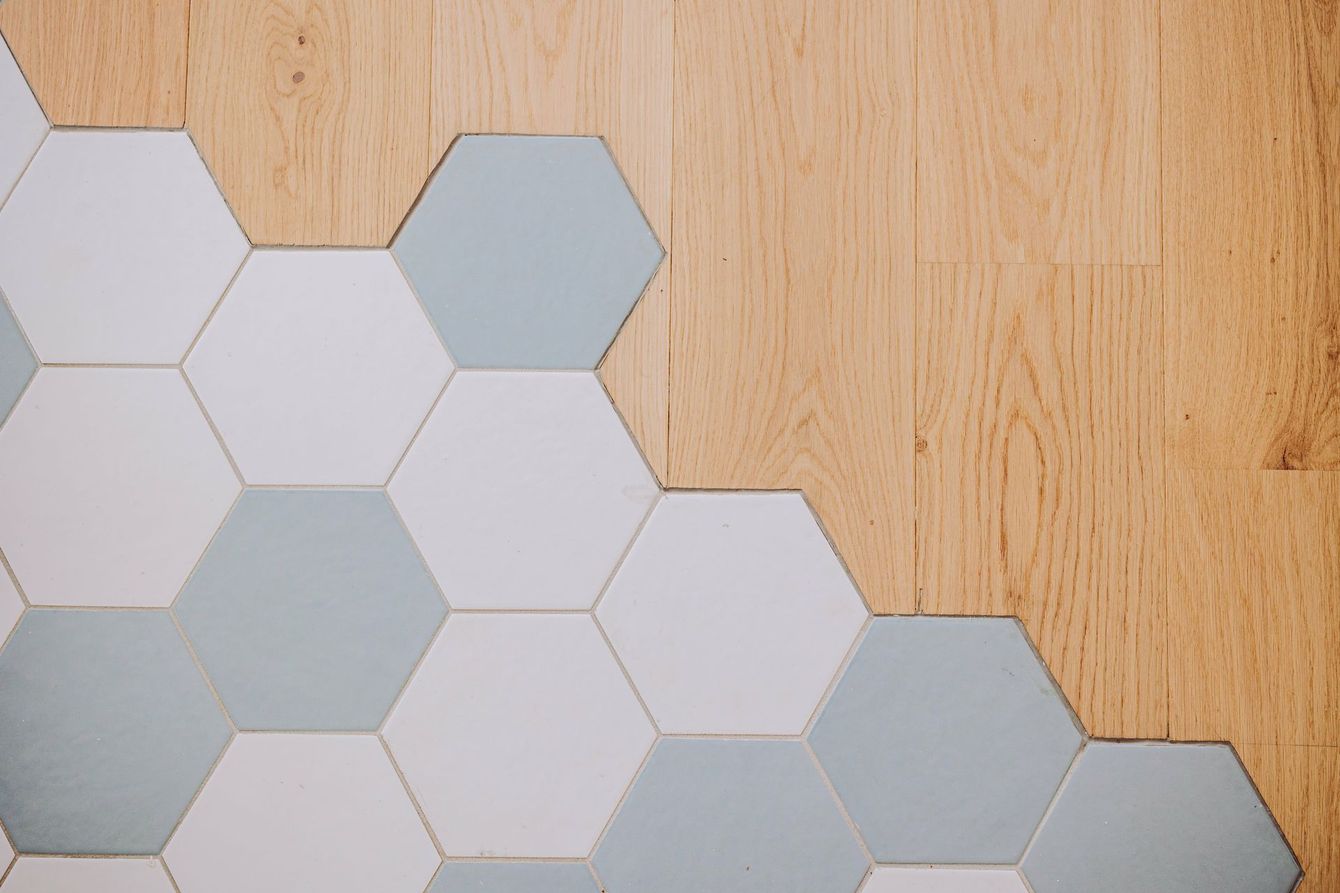 Sol revêtu à moitié d'un carrelage hexagonal et de parquet