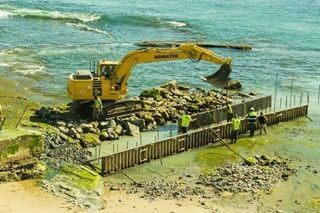 Demolição junto ao mar