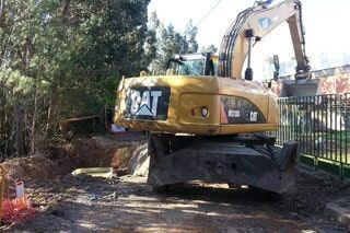 Escavadora amarela da marca CAT