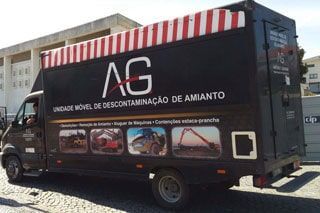 Carrinha da AG Demolições com o respetivo logo e frase 