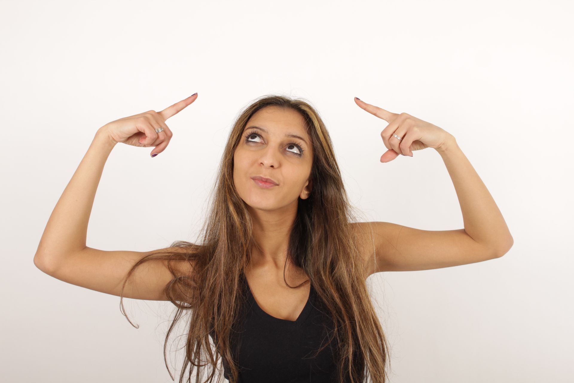 Femme en haut pointant les deux mains vers le haut.