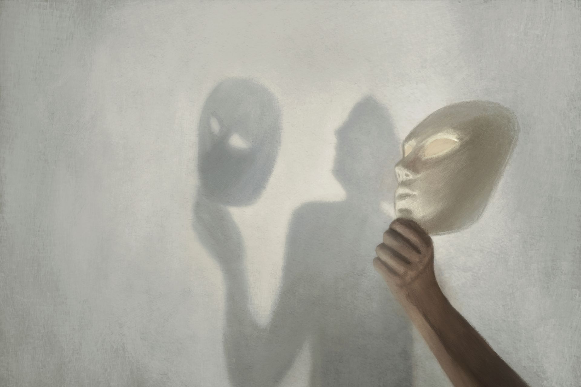 Une main tient un masque de théâtre à côté d'une ombre sur un mur, avec l'ombre d'un masque à gauche.