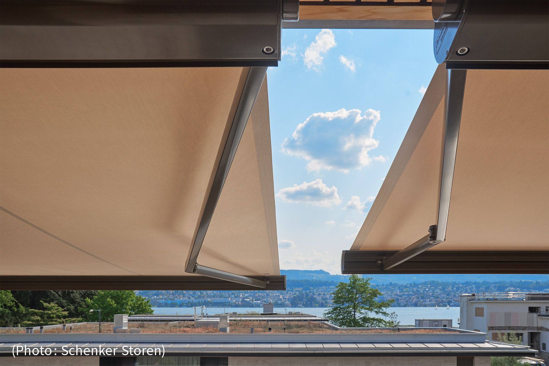 La protection contre le soleil est une priorité : une protection extérieure évite la surchauffe des pièces pendant les journées d’été. (Photo : Schenker Storen)